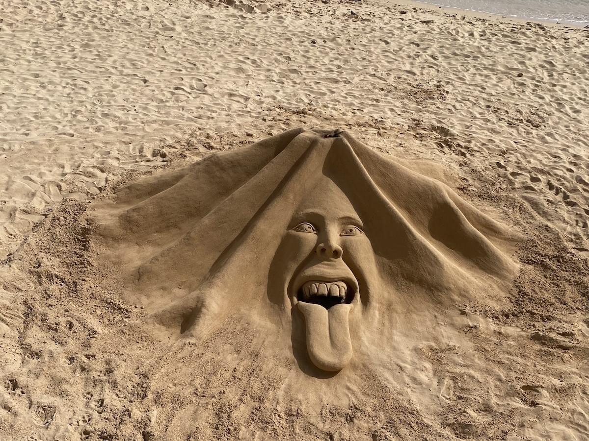 Umění z písku na městské pláži v Corraleju