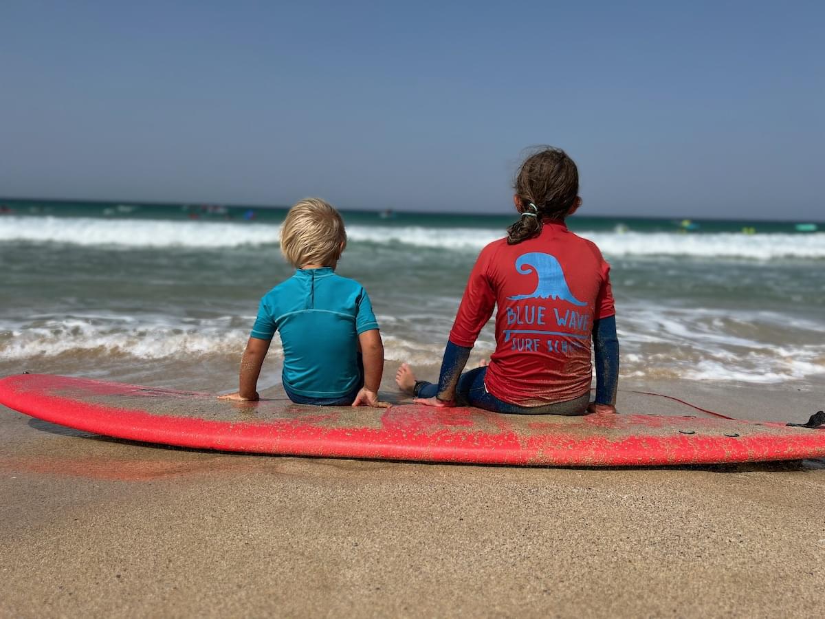 Starší děti si můžou užít surfování a další vodní sporty