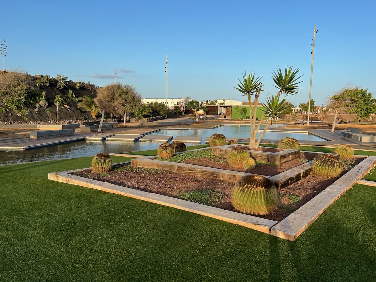 Park with public BBQ and an outdoor gym in Corralejo